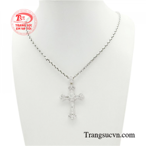 Bộ mặt thánh giá may mắn được chế tác từ vàng 10k với độ sáng bóng và bền đẹp vượt trội.