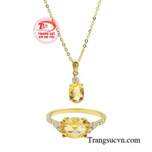 Bộ trang sức thạch anh cuốn hút sử dụng chất liệu vàng óng ánh kết hợp cùng màu vàng lấp lánh của đá thạch anh tạo nên sự hoàn hảo, thu hút đến lạ kỳ.