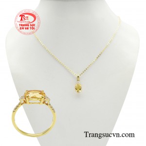 Đá Citrine được biết đến là viên đá tượng trưng cho sự thông thái, đem lại trí óc minh mẫn và sự thịnh vượng cho chủ nhân khi đính trên trang sức.