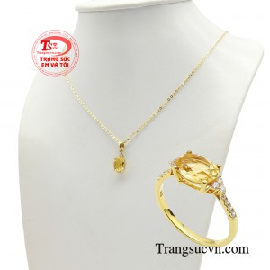 Nếu nàng đang tìm kiếm một thiết kế mới lạ thì bộ trang sức này sẽ là gợi ý xứng đáng được cân nhắc, là món quà tự thưởng cho hành trình phát triển sự nghiệp.