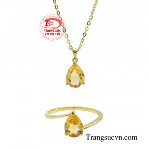 Bộ trang sức thạch anh đẳng cấp với vẻ đẹp lấp lánh huyền ảo và trường tồn theo thời gian.