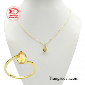 Bộ trang sức đem đến sự kết hợp độc đáo giữa thạch anh vàng rực rỡ kết hợp vàng màu sáng bóng