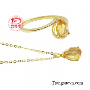 Quý cô có thể kết hợp cả 2 món trang sức để tạo nên vẻ đẹp rạng rỡ, thu hút trong những bữa tiệc sang trọng.