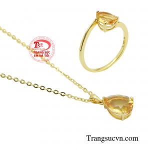 Hoặc nàng có thể tách lẻ từng món, biến tấu thành điểm nhấn thanh lịch cho những trang phục ngày thường.