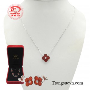 Bộ trang sức vàng trắng may mắn với những đường nét đặc biệt từ hoạ tiết cỏ 4 lá, mang đến vẻ đẹp thanh lịch, duyên dáng, thuần khiết nhưng toát lên uy quyền bí ẩn không gì có thể thay thế được. 