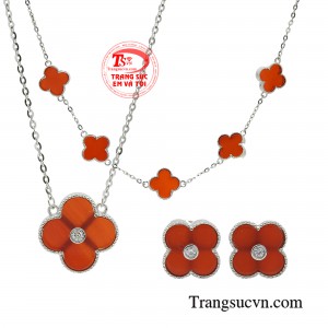 Bộ sản phẩm với thiết kế tinh tế đã trở thành một lựa chọn hàng đầu cho những người đam mê trang sức cao cấp, muốn sở hữu một món đồ trang sức độc đáo và sang trọng.