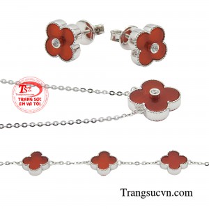 Ngoài ra còn giúp người dùng tôn lên được vẻ đẹp và đẳng cấp của bản thân một cách hoàn hảo. 