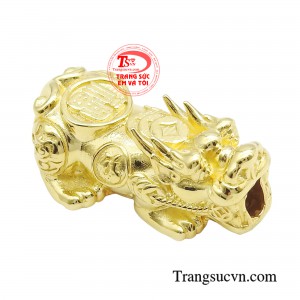 Charm tỳ hưu là một trong những charm vàng chủ về tài lộc, với chạm khắc hình ảnh Tỳ Hưu, là một biểu tượng phong thủy về phú quý và vinh hoa.
