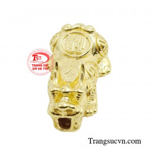 Charm vàng được tạo hình trên thân chạm khắc những biểu tượng như đồng xu, với ngụ ý thu hút tiền tài, mang đến sự giàu sang, phú quý.