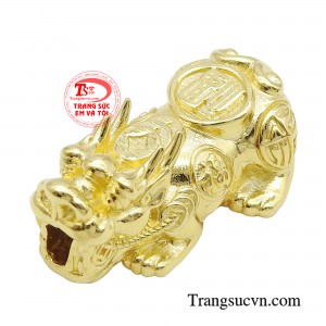Không chỉ mang biểu tượng của linh vật tài lộc mà charm Tỳ Hưu vàng còn được coi là vật phẩm phong thuỷ xua tan những điều xui xẻo, đen đủi, bắt đầu cho một sự khởi đầu mới nhiều may mắn, tốt lành.