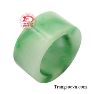 Chiếc nhẫn ngọc uy quyền được tuyển chọn kỹ lưỡng, chế tác tinh xảo, toát lên vẻ đẹp sang trọng và đẳng cấp, khẳng định vị thế của người sở hữu.