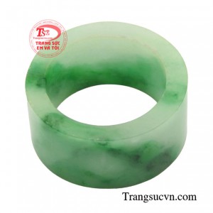 Chiếc nhẫn được chế tác theo những quy chuẩn tâm linh, giúp bảo vệ người đeo khỏi tà khí, mang lại bình an và sức khỏe.