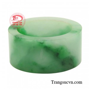 Chiếc nhẫn uy quyền là món quà vô cùng ý nghĩa dành cho những người đàn ông thành đạt, thể hiện sự trân trọng và kính mến của người tặng.