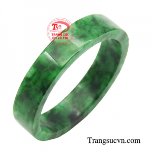 Chiếc nhẫn ngọc xinh xắn được thiết kế kiểu bản vuông, tuy đơn giản nhưng không kém phần sang trọng nhằm thu hút mọi ánh nhìn.