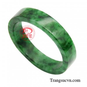Nhẫn ngọc xinh xăn được chế tác từ những viên ngọc quý hiếm, được tuyển chọn kỹ lưỡng qua quy trình kiểm tra gắt gao.