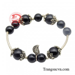Chuỗi mã não đen may mắn được làm từ các viên đá mã não cao cấp.