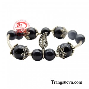 Nó không chỉ có ý nghĩa về mặt phong thủy còn là món đồ trang sức rất hợp với phong cách thời trang.