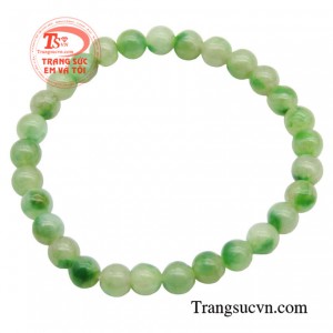 Chuỗi tay cẩm thạch danh vọng được chế tác tỉ mỉ, đường nét tinh xảo từ những viên Ngọc Cẩm Thạch thiên nhiên. 