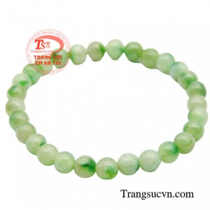 Không chỉ có ý nghĩa về phong thủy mà chuỗi vòng Cẩm Thạch còn là món đồ trang sức để giúp nàng tôn lên vẻ đẹp khi phối hợp với những bộ đồ.