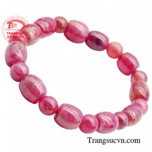 Chuỗi tay Ruby nhẹ nhàng và rất tiện lợi, phù hợp với nhiều cách phối đồ khác nhau. 