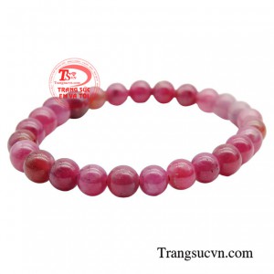 Sự kết hợp hài hòa giữa chi tiết màu sắc của đá Ruby giúp tôn lên vẻ đẹp của chuỗi tay Ruby phong thủy.