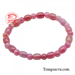 Chuỗi tay Ruby phú quý được biết đến với màu sắc đỏ hồng giúp mang lại cho người dùng sự may mắn, phú quý. 