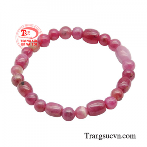 Chuỗi tay Ruby thịnh vượng được thiết kế tỉ mỉ và trang trọng.