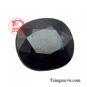 Đá Saphir ép vỉ đại cát được chế tác kiểu dáng đặc biệt pha thêm chút sắc lam và lục giúp cho viên đá thêm sắc nét hơn.