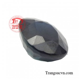 Sản phẩm thường được gắn trên trang sức vàng vừa sang trọng và quý phái mà còn có ý nghĩa phong thủy vô cùng lớn.