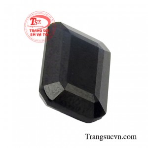 Viên sapphire thiên nhiên giúp mang lại nhiều điều may mắn, thu hút về tài lộc và sức khỏe đến cho người dùng.