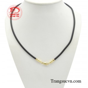 Dây cao su bọc vàng cuốn hút sang trọng với sự kết hợp vàng 10K và chất liệu dây cao su đen siêu bền. 