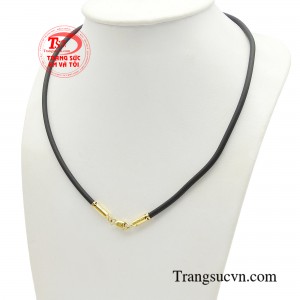 Dây cao su bọc vàng mang vẻ đẹp nam tính, khỏe khoắn, thể hiện cá tính riêng với điểm nhấn hoa văn tinh xảo. 