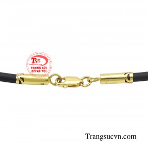 Một chiếc dây cao su bọc vàng có thể làm tôn lên vẻ ngoại hình và phong cách của người đàn ông. 