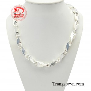 Dây chuyền bạc nam tính thời thượng là một trong những sự lựa chọn hàng đầu hoàn hảo giúp các đấng mày râu thể hiện bản lĩnh, đẳng cấp, sự tự tin hay đơn giản là phong cách riêng của mình. 