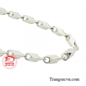 Bởi lẽ đó, khi đeo dây chuyền bạc nam, ngoài việc tôn lên vẻ đẹp nam tính, cánh mày râu còn chủ động hạn chế nguy cơ chất độc xâm nhập vào bên trong cơ thể.