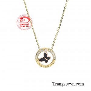 Đây sẽ là thiết kế phù hợp để đeo trong mọi hoàn cảnh và giúp phần cổ, vai của bạn trông thanh thoát, nhẹ nhàng hơn. 