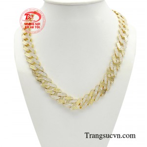 Dây chuyền nam vàng khí chất toát lên sự sang trọng và đẳng cấp.
