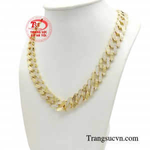 Từng mắt xích to bản được đính nạm đá tỉ mỉ nối với nhau chặt chẽ, thể hiện sự mạnh mẽ, nam tính, khoẻ khoắn.