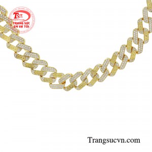 Chiếc dây chuyền không chỉ tạo nên vẻ đẹp ấn tượng mà còn là biểu tượng cho sự giàu có và thành công.