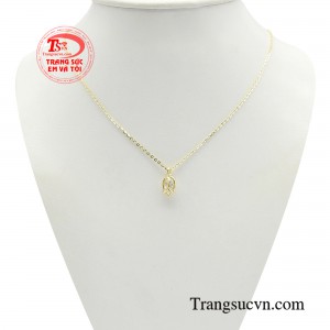 Dây chuyền ngọt ngào tỏa sáng sang trọng cùng vẻ đẹp đắm say khi cộng hưởng cùng chất liệu vàng 10K đẳng cấp, hớp trọn mọi ánh nhìn bởi ánh sắc lấp lánh của đá cz tán sắc rạng ngời. 