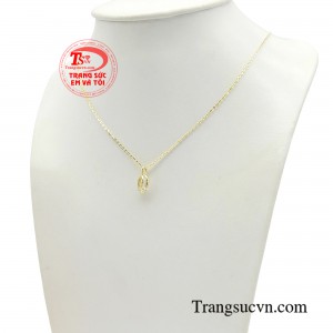 Kết hợp cùng kỹ thuật chế tác tinh xảo đã mang đến nét uyển chuyển, duyên dáng, không thể rời mắt cho mẫu thiết kế dây chuyền xinh xắn này. 