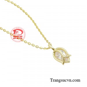 Nếu bạn đang tìm kiếm món trang sức nữ tính, ngập tràn sự xinh xắn thì chiếc dây chuyền này đích thị là dành cho bạn, góp phần tạo nên vẻ thu hút khó cưỡng. 