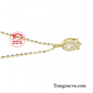 Hứa hẹn đây sẽ là lựa chọn hoàn hảo dành tặng đến những cô nàng yêu thích phong cách nhẹ nhàng, trẻ trung. 