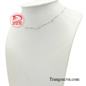 Chiếc dây chuyền không chỉ là món phụ kiện giúp nàng ghi điểm bởi vẻ đẹp nữ tính, dịu dàng mà còn làm tăng thêm nét quyến rũ, trẻ trung và ngọt ngào.