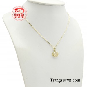 Chỉ cần một sợi dây chuyền đơn giản nhưng đã giúp cho chị em tự tin hơn. 