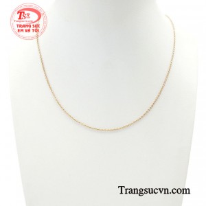 Dây chuyền nữ vàng hồng kiêu sa được chế tác từ chất liệu vàng Ý 18k, loại vàng cao cấp với độ bền màu và sáng bóng vượt trội, tôn lên vẻ đẹp rạng rỡ của người phụ nữ. 