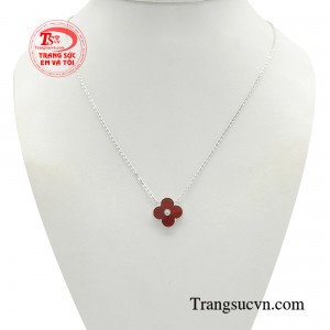 Dây chuyền nữ vàng trắng may mắn với đường nét đặc biệt cùng họa tiết cỏ 4 lá đặc trưng.