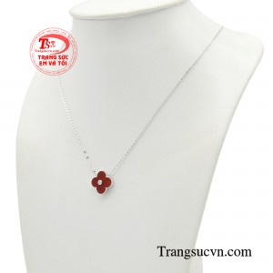 Sản phẩm đem đến sự thanh lịch, duyên dáng, thuần khiết nhưng toát lên uy quyền bí ẩn mà không gì có thể thay thế được.