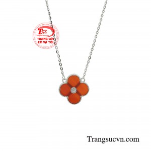 Mặt dây chuyền nổi bật với lớp đá được cách điệu lạ mắt. 