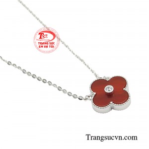 Với chiếc dây chuyền thời trang hiện đại này sẽ giúp nàng thêm sang trọng và tự tin hơn khi tiếp xúc gặp gỡ mọi người xung quanh.